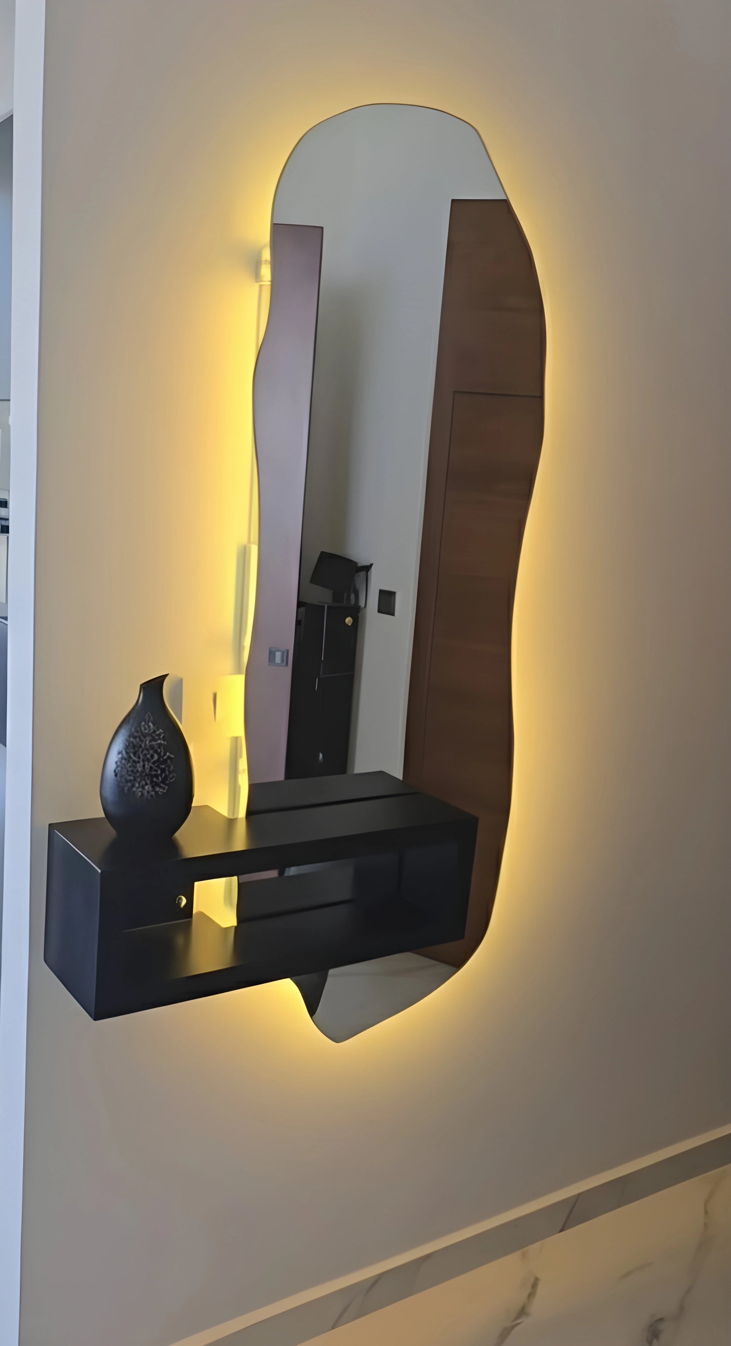 مرآة جدارية عملية 2 في 1 – تخفي لوحة الكهرباء بأناقة